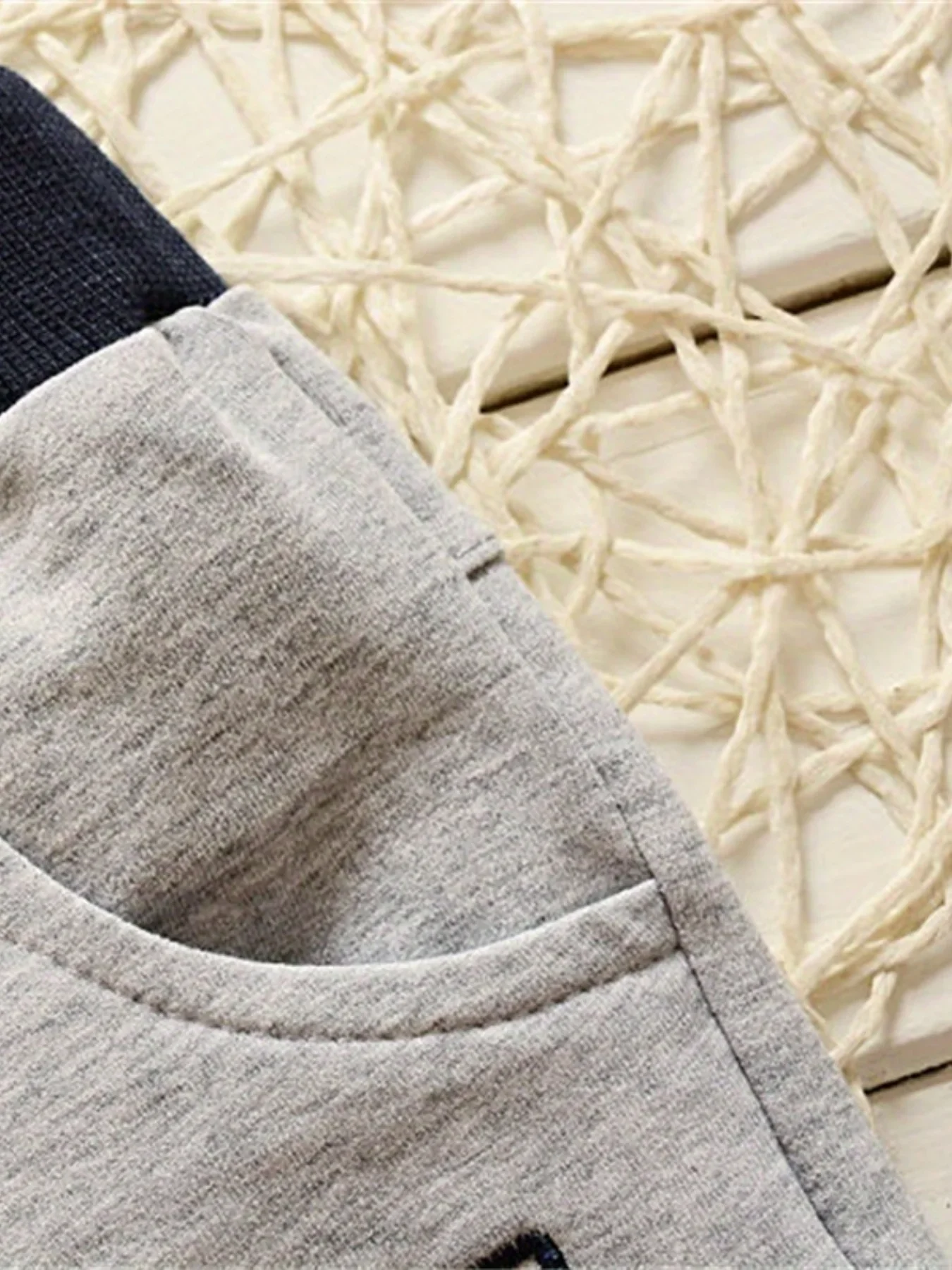 Weicher Baumwoll-Trainingsanzug für Kleinkinder, 3-teilig, mit Buchstaben-Grafik, Reißverschlussjacke, gestreiftes T-Shirt, Hose mit elastischem Bund, Sportoutfit für Kleinkinder – Detail 9