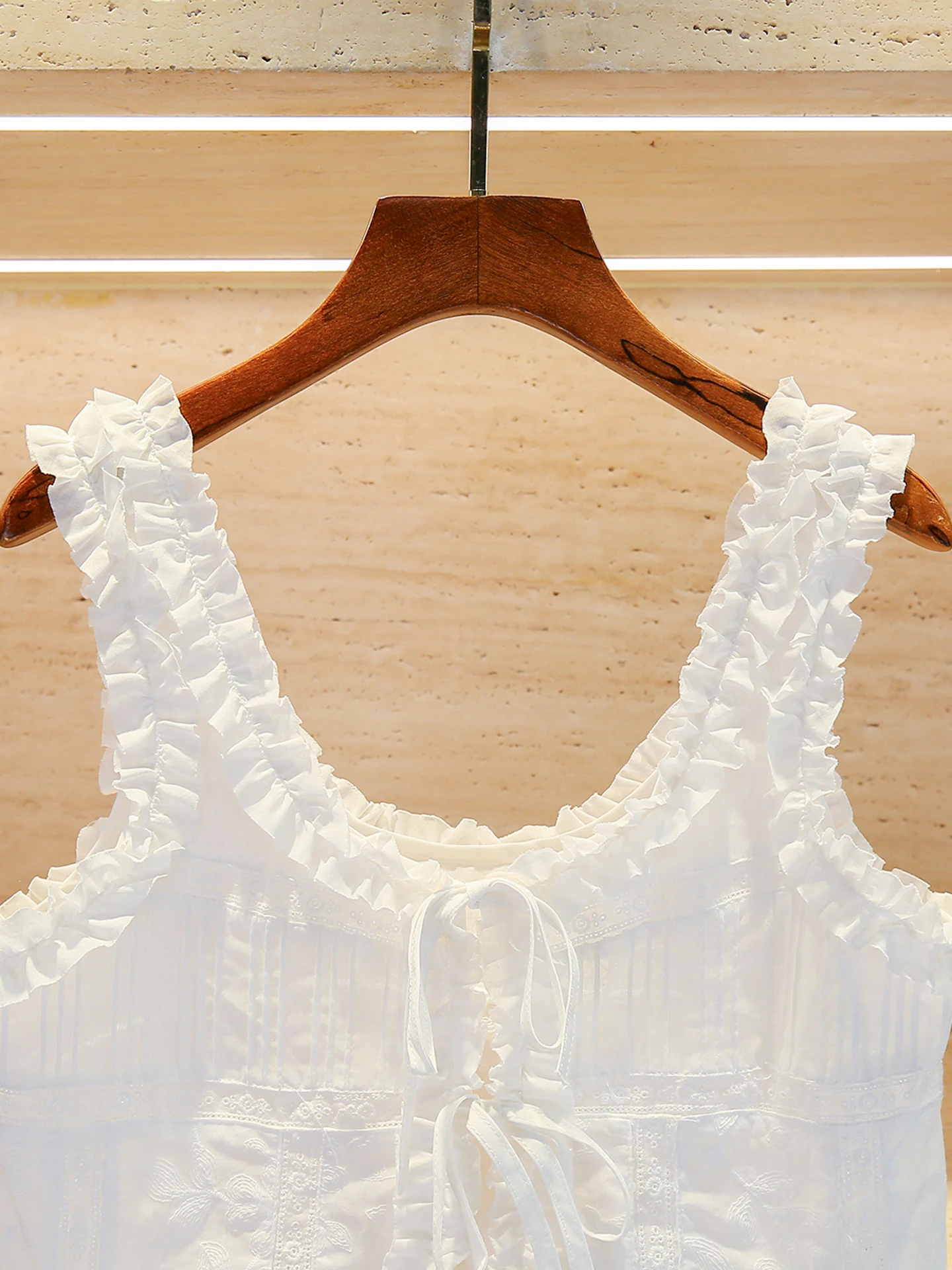 

Ele ort Embroidered Belted ter Ne Vest Top Women's Summer Faion Commute Sle Clothing South China Oil Premium C...