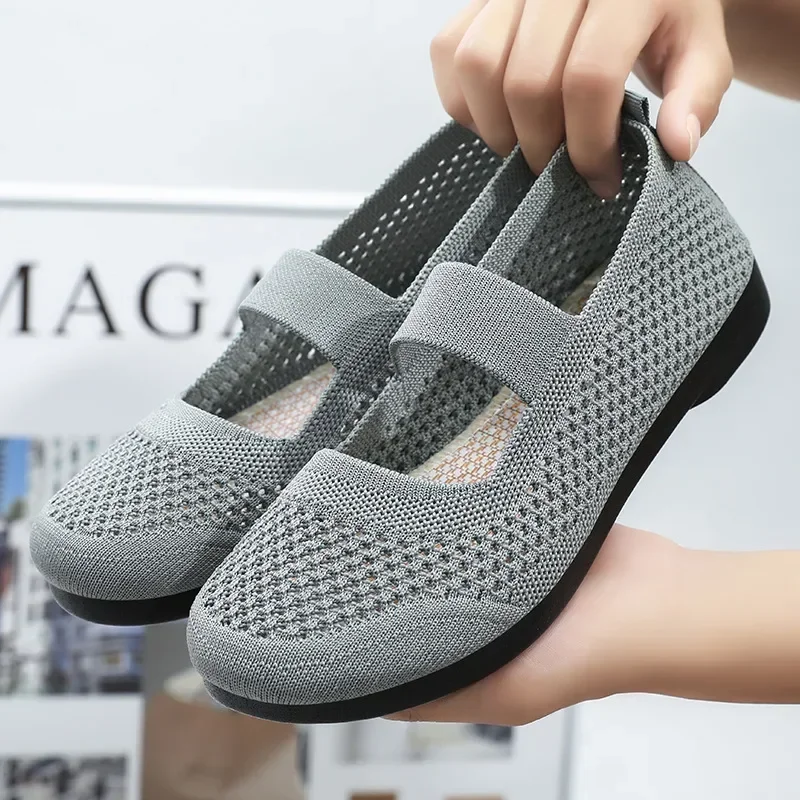 Sapatos baixos macios de fundo plano para mulheres de meia idade e idosas, sapatos de mãe respiráveis casuais, sapatos preguiçosos de tecelagem de malha, verão, novo, 2022