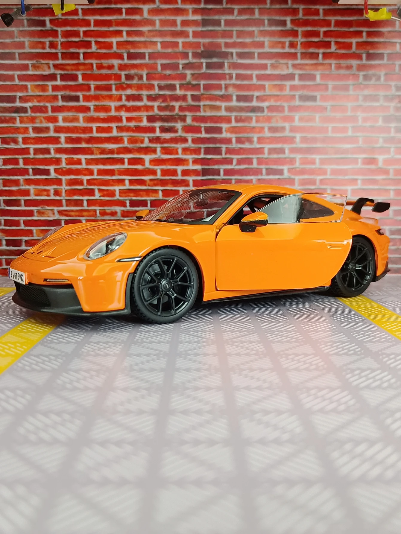 

Bburago 1:24 Porsche 911 GT3 alloy rally car static model decoration toy front wheel and steering wheel steering linkage