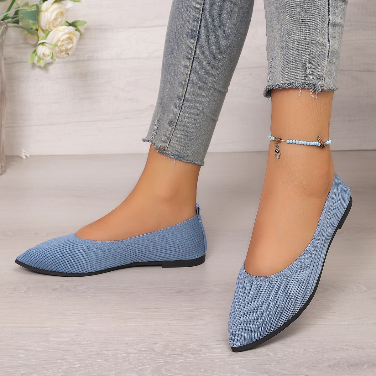 Spring Summer Women's Pointed Toe Lightweight Outdoor Casual Shallow Flat Shoes 2026 New Knitted Design Breathable Low-top Shoes