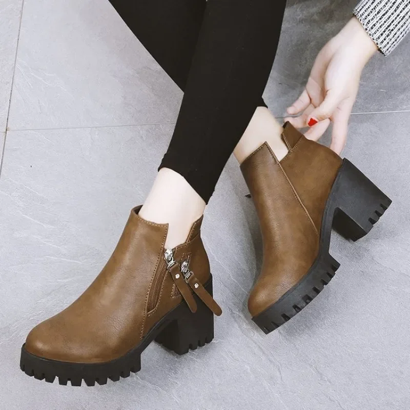 Buty damskie 2024 Winter New Fashion Waterproof Platform Short Boots High Heels Side Zipper Height Increase Antypoślizgowe buty do kostki