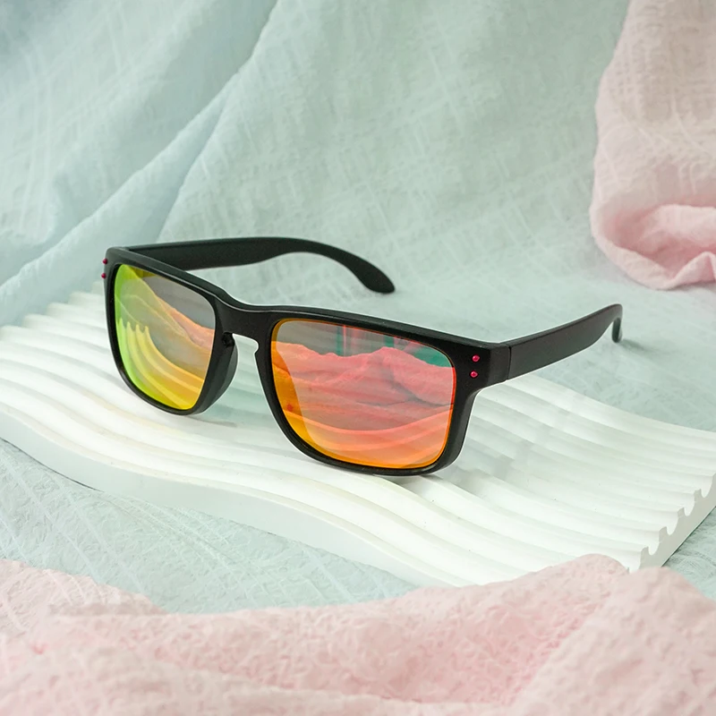 แฟชั่นแนวสตรีท แว่นตาตกแต่งสุดเท่ ดีไซน์เลนส์สีรุ้ง ชุดมีสไตล์ มีหลายสีให้เลือก