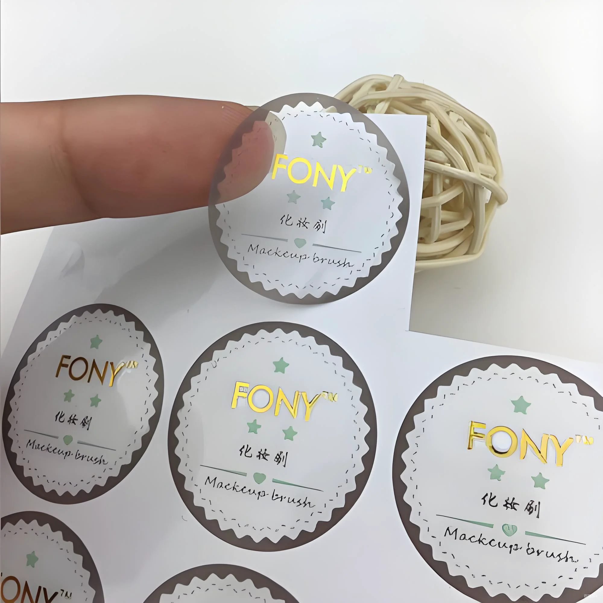 ملصقات مخصصة غير لامعة |   خدش متين عالي الدقة |   تسميات شعار العلامة التجارية المخصصة وسطح مقاوم للماء