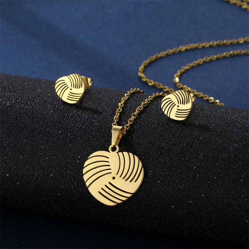 Stainless Steel Striped Heart Jewelry Set, Geometric Line Engraved Heart Necklace & Stud Earrings, Minimalist Romantic Jewelry