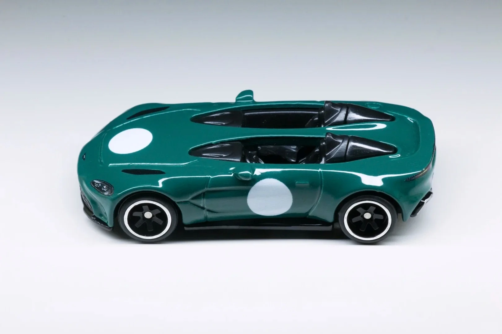 Hot Wheels Premium Exotics 1959 Aston Martin Dbr1 Diecast Model, 1:64 Real Riders Metal Chassis Classic Open-Top Race Car Toys