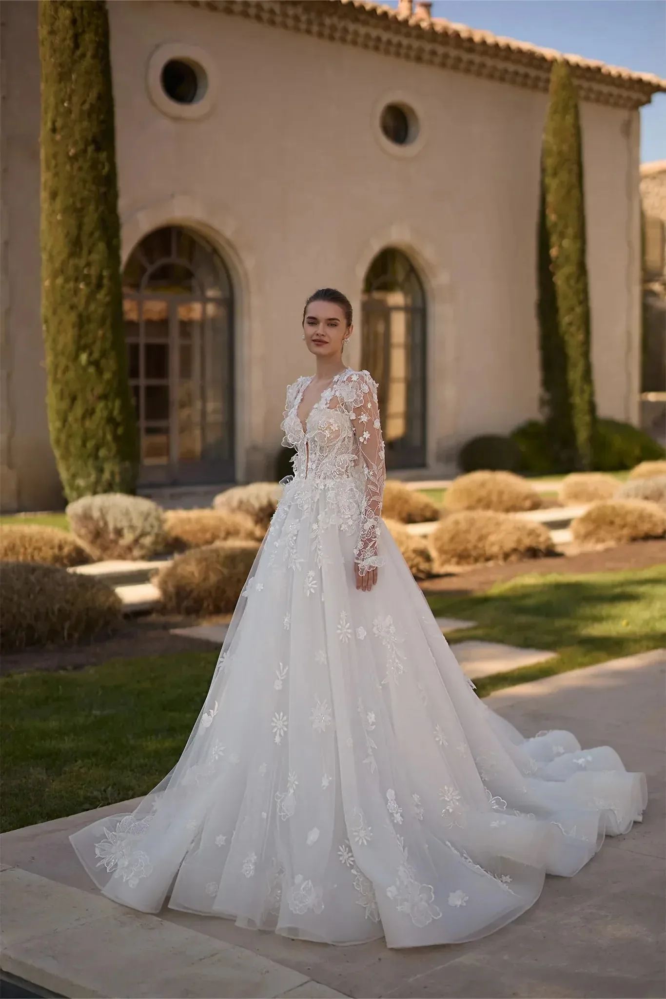 Luxury A Line Bridal Dresses Handmade Flower Lace Appliques Rhinestones Castle Wedding Gowns Customized Formal Bride Dress
