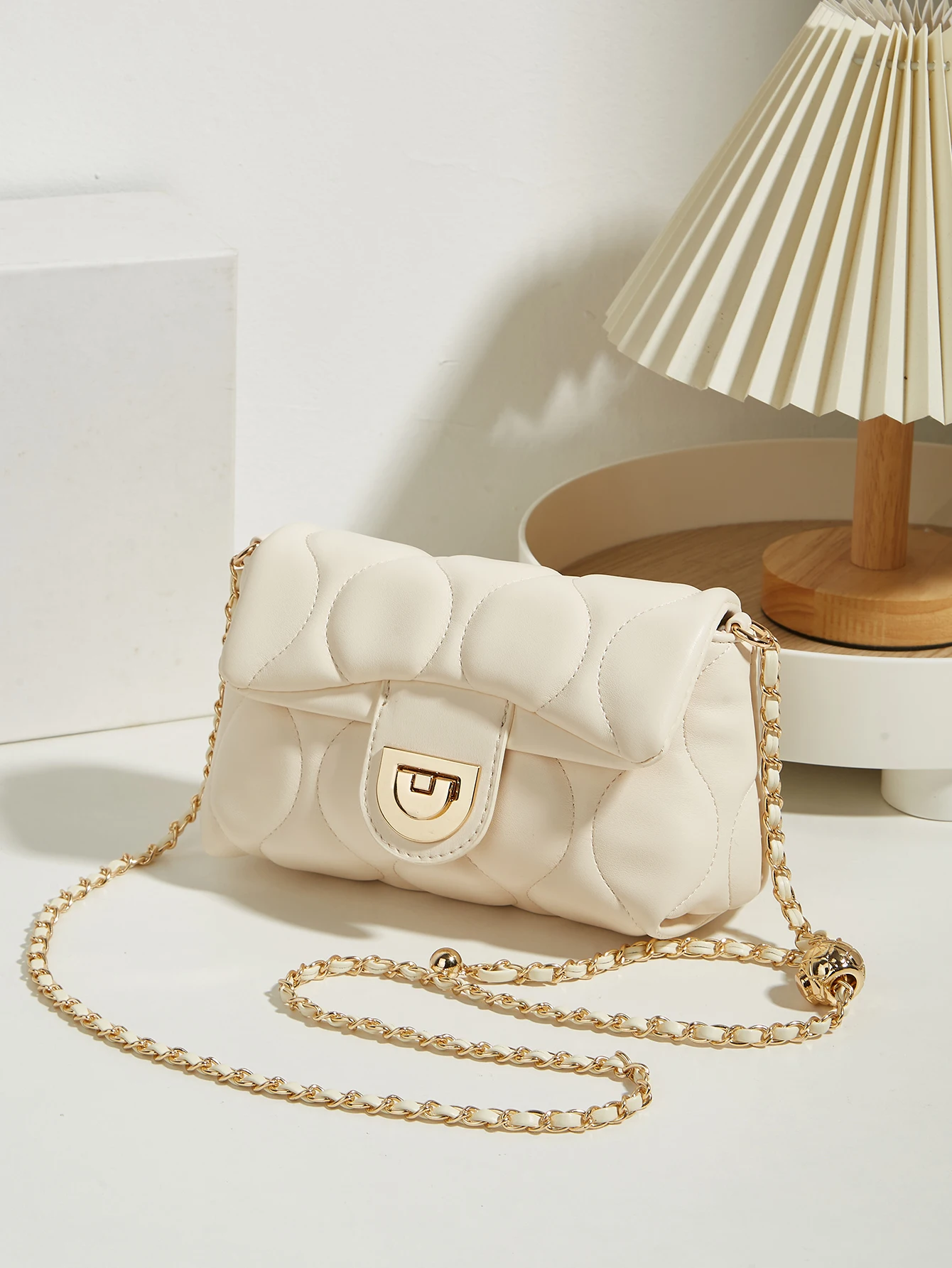 

New minimalist, fashionable and exquisite crossbody small square bag suitable for daily commuting and friend gatherings