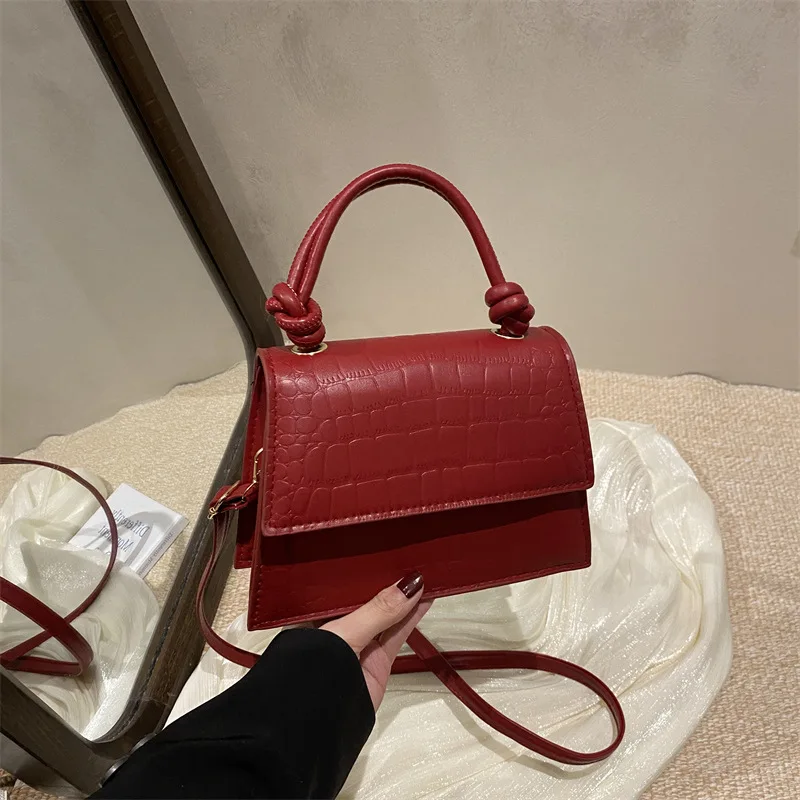 

Новая осенне-зимняя сумка-кроссбоди с текстурой под камень, маленькая квадратная, в модном минималистичном стиле, на одно плечо, ручная.