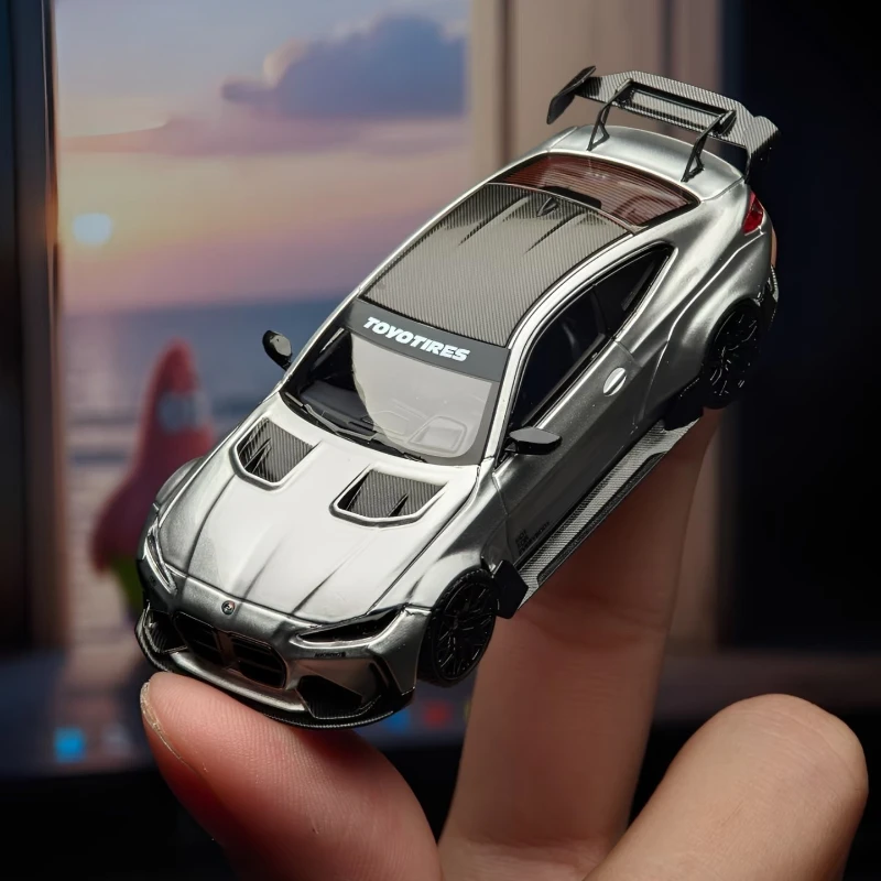 2025 nuevo G82 M4 1:64 competición plateado púrpura carbono patrón capó del motor Diecast Diorama colección de modelos de coche