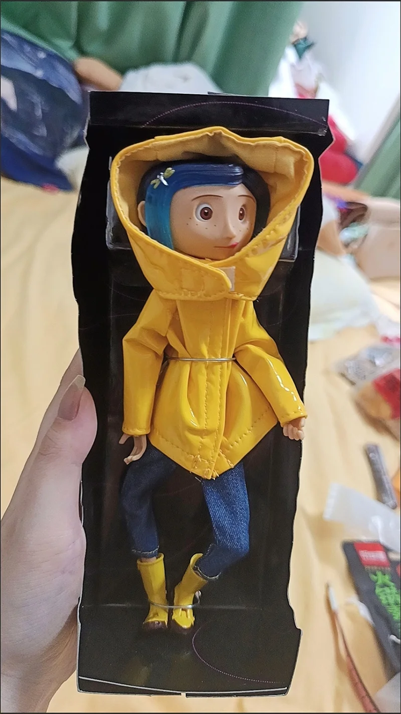 NECA Coraline Puppe Anime Gelenkfigur Der Geheime Regenmantel Pullover In Gestreiftes Hemd Spielzeug LA Mädchen Dekoration Modell Spielzeug Geschenke – Detail 6