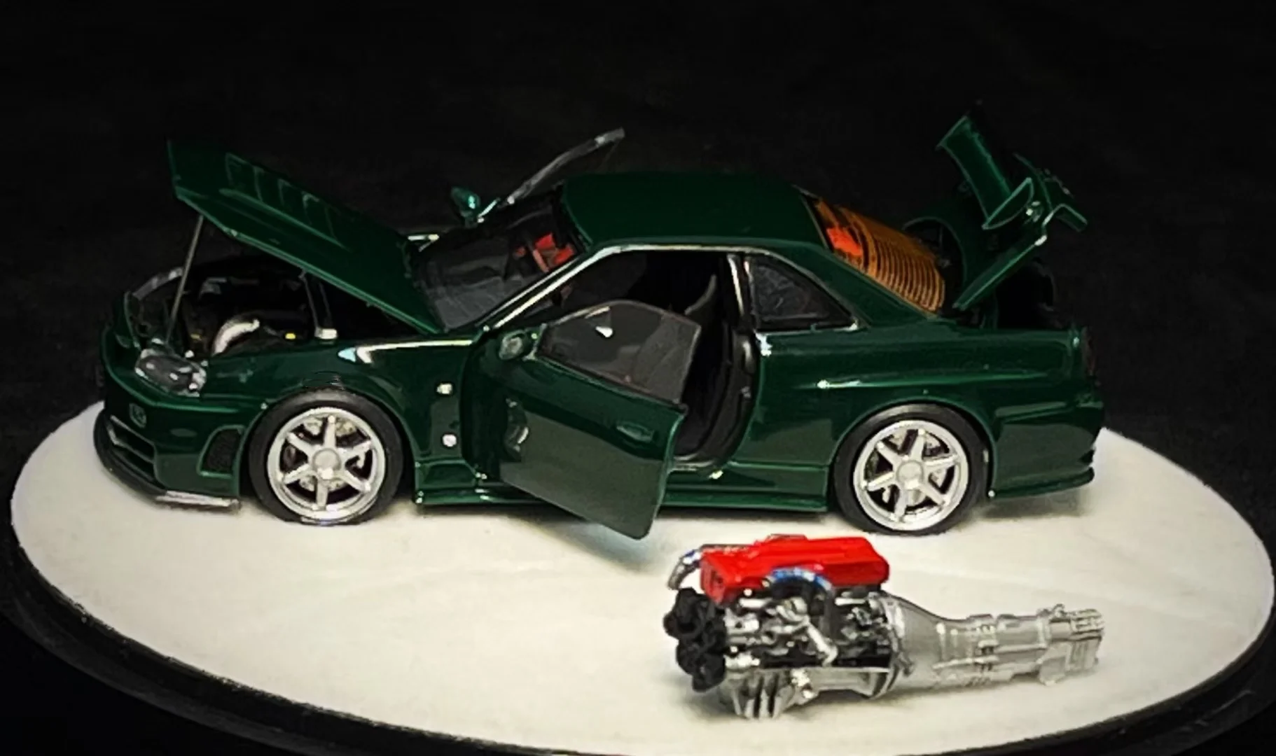PGM 1:64 GTR R34 aleación verde británica modelo de coche de simulación totalmente abierto regalo de colección: una cabeza de motor