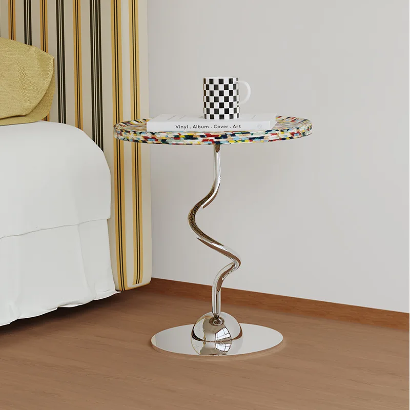 جانب الأريكة الإبداعية عدد قليل من طاولات القهوة الصغيرة المستديرة البسيطة بجانب السرير وطاولة غرفة النوم مصممة ركن غرفة المعيشة وعدد قليل من الشرفات والقهوة #4