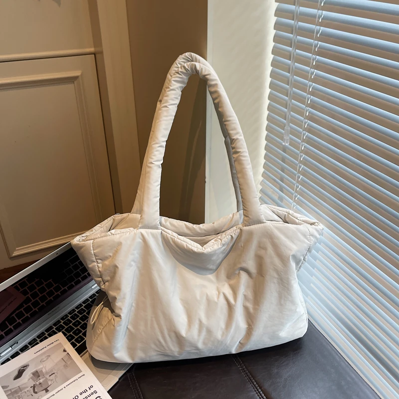 

2025 зимние новые однотонные мягкие сумки на плечо большой вместимости, простые повседневные универсальные портативные сумки-тоут в классическом стиле для женщин