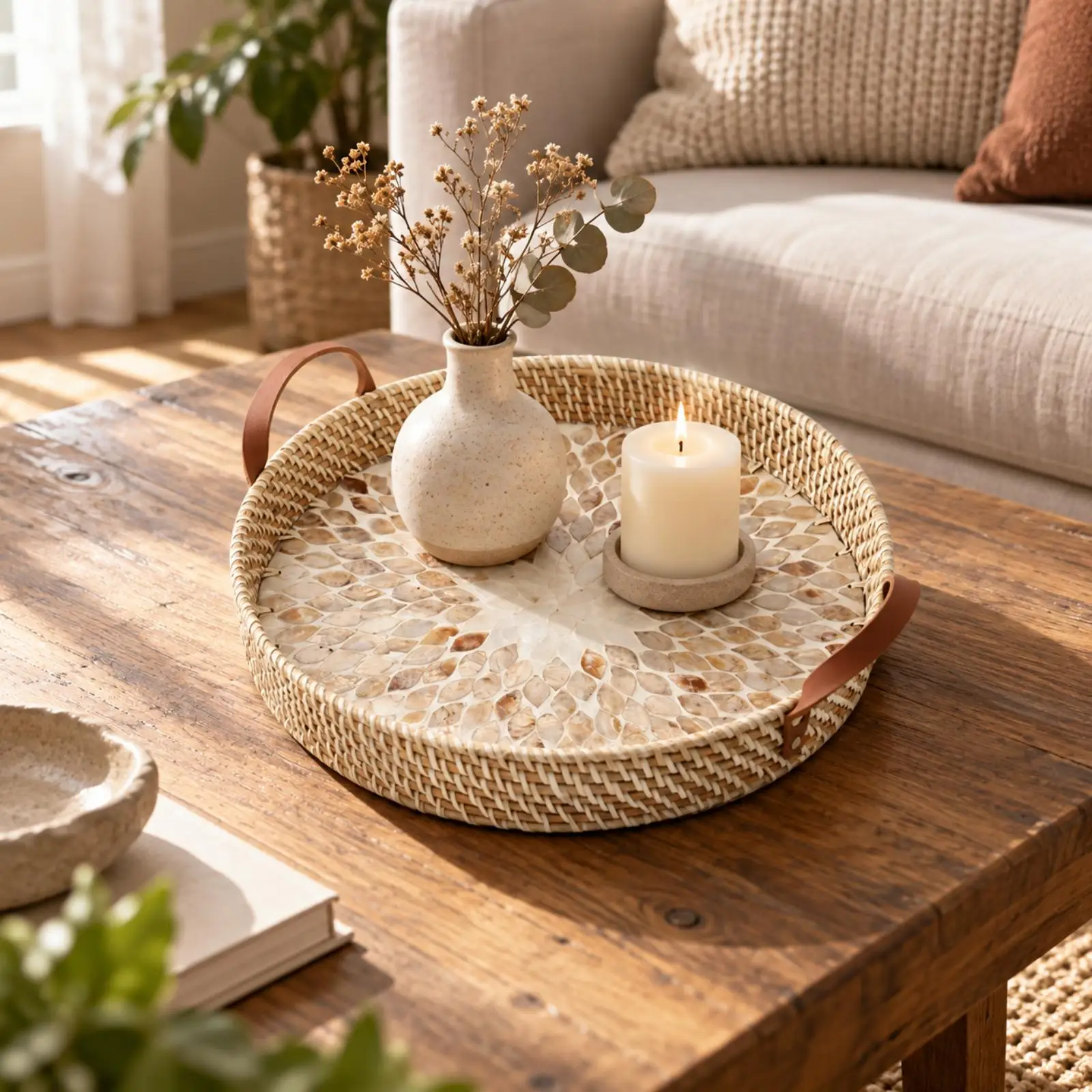 Plateau rond en rotin naturel avec incrustation décorative en coquillages et poignées en cuir pour le rangement, le service et la table à manger