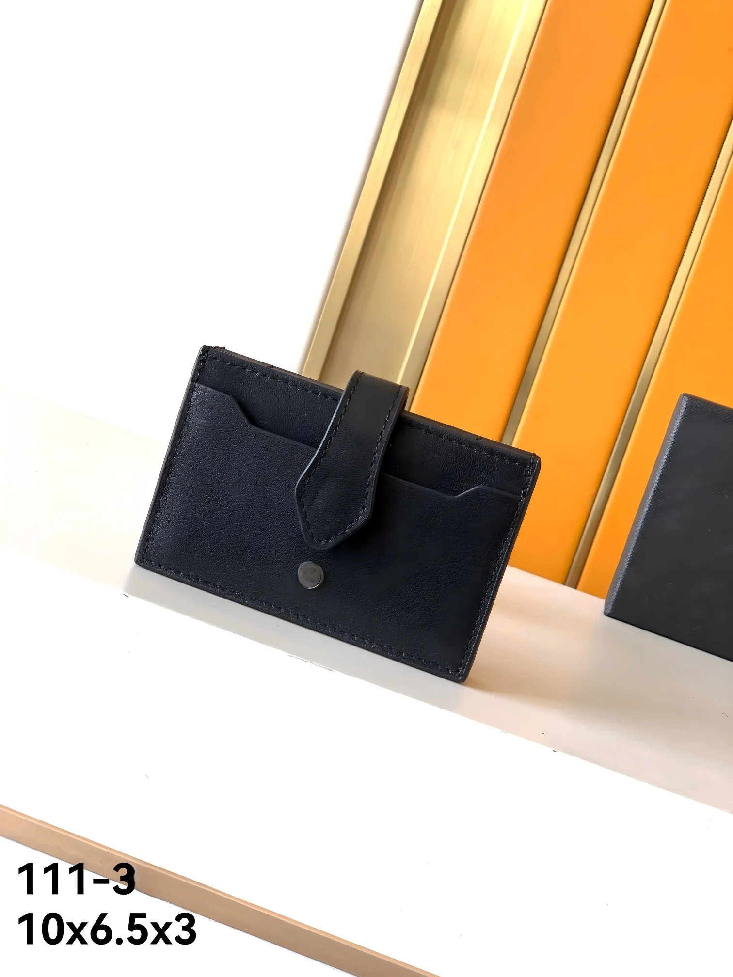 

Многофункциональный кожаный картхолдер, вместительный, для банковских карт, удостоверений личности и визиток.