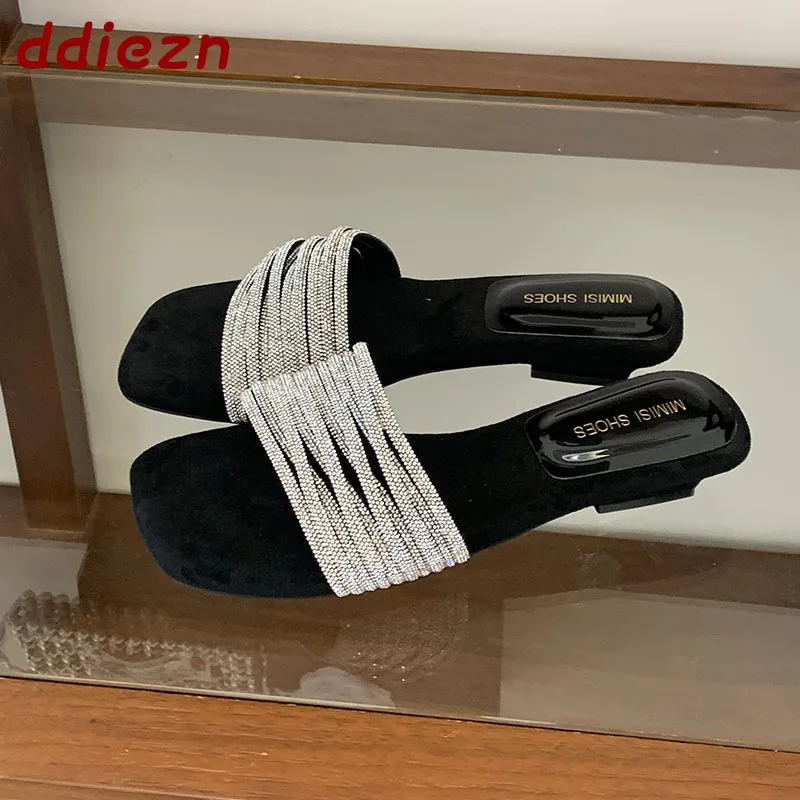 

Женские модные шлепанцы с кристаллами на низком каблуке, новинка 2026 года, летние сандалии с квадратным носком, женская обувь