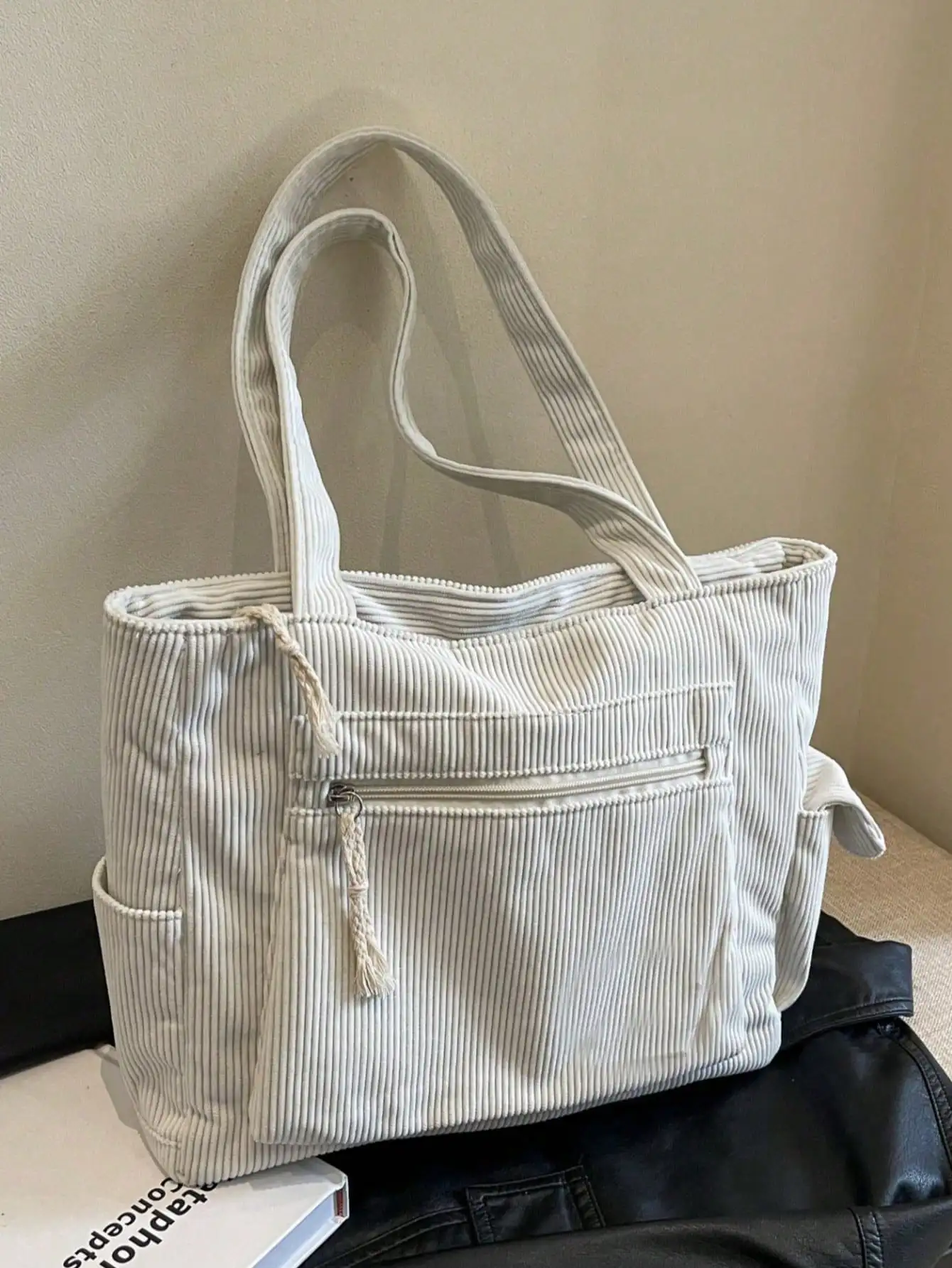 

Кремовая вельветовая сумка-тоут большой вместимости с карманом на молнии и декоративной завязкой