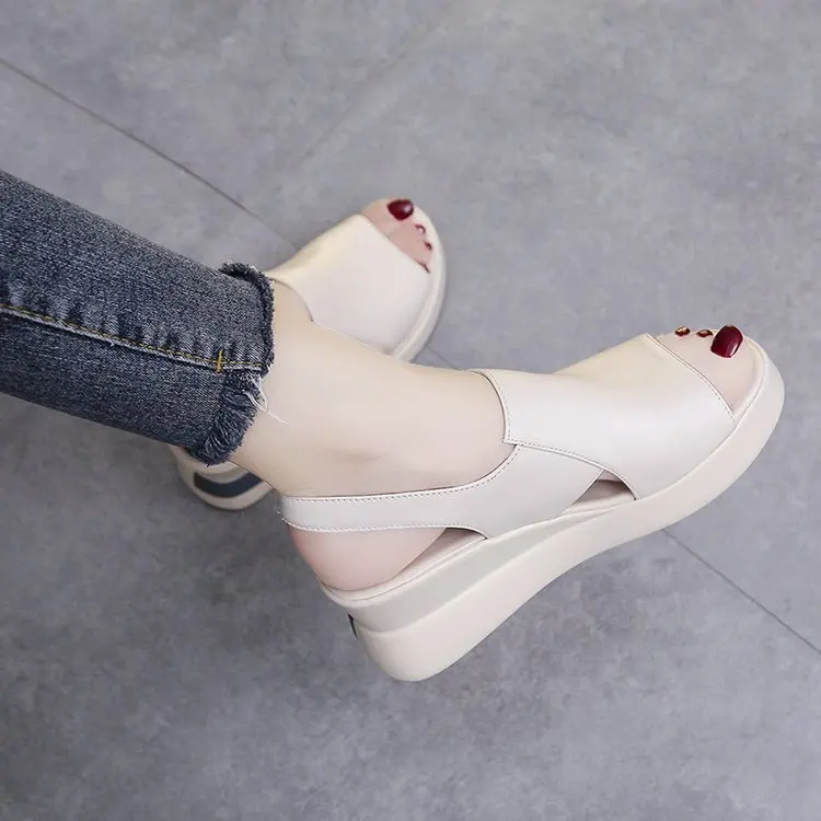 Damen Plateau-Keilsandalen – Neuheit für den Sommer: Hochhackige Peeptoe-Damenschuhe aus weichem Leder mit erhöhter Plateausohle – Detail 6