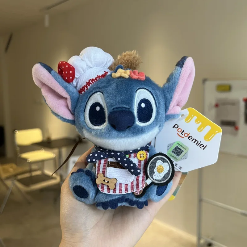 2025, offiziell lizenzierter Stitch-Schlüsselanhänger und Taschenaufhänger, weiche und niedliche Hockpose mit Schutzbrille, blauer Schal, Lilo und Stitch