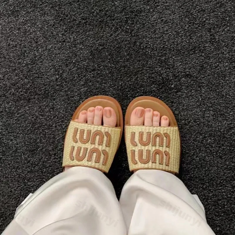 Women Luxury Flat Slippers 2024 Summer Weave Shoes Round Peep Toe Woman Sandal Solid Designer Designer Casual Beach Slides