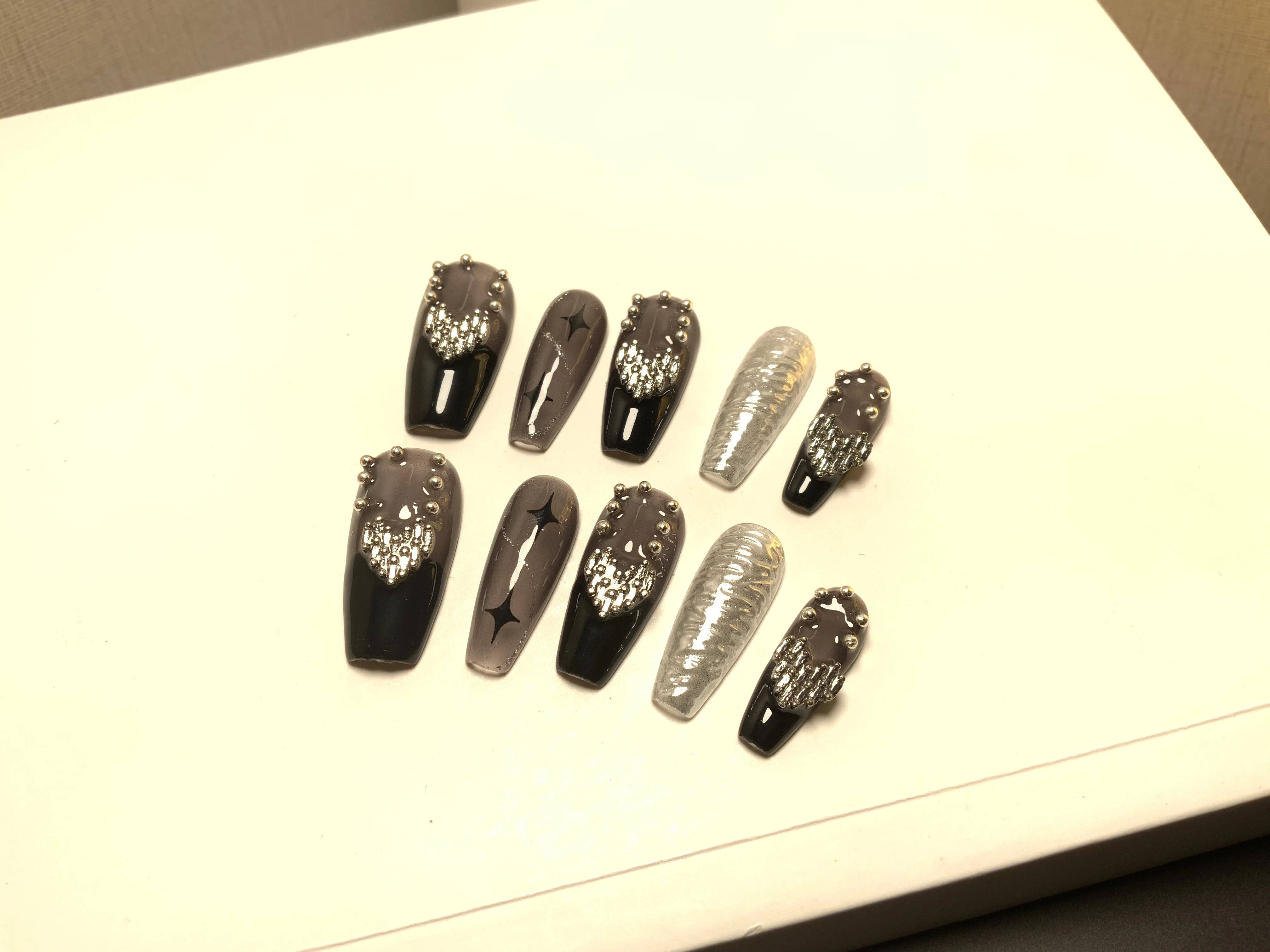 Hoge kwaliteit luxe 10 stks / set cover valse lijm druk op nagels Franse handgemaakte verwijderbare strass zwart zilver diamant cool