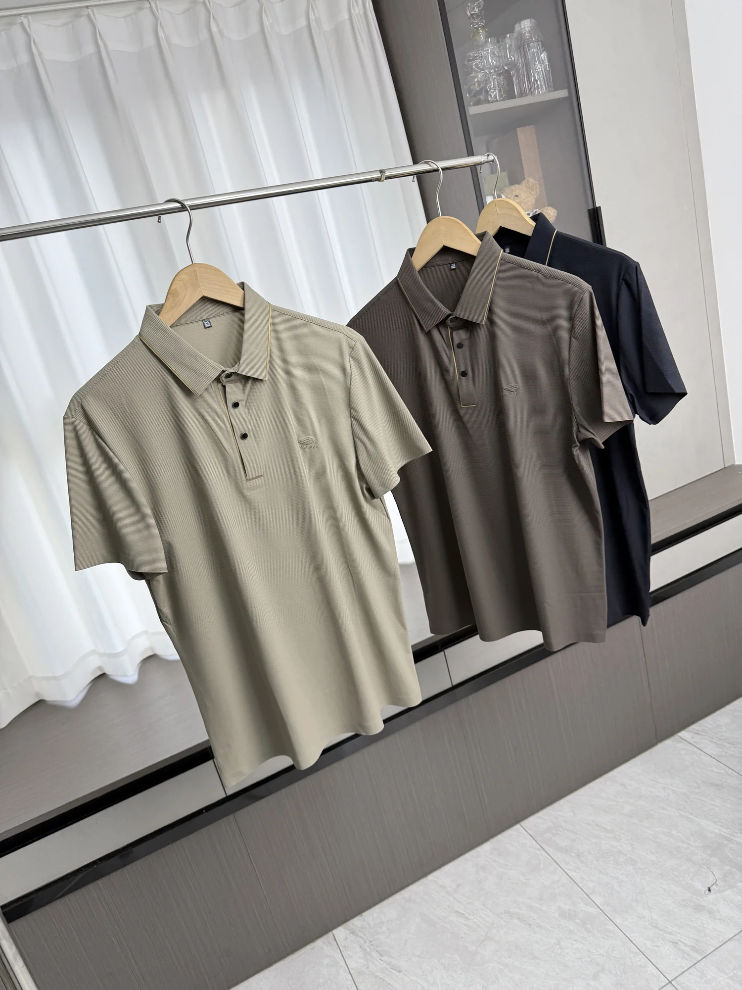 

Seamless Tech Breathable Cool Feeling Summer Men's Business Casual Commute Loose Short Sleeve Shirt Comfortable Fit