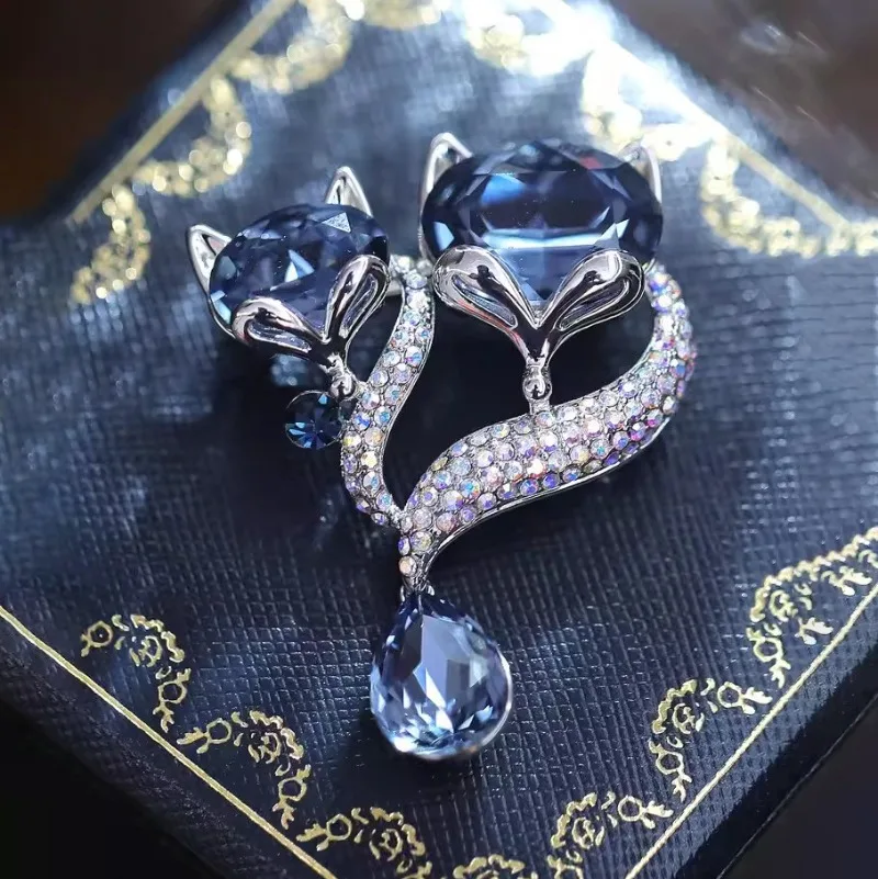 ブルークリスタルキツネのブローチ女性のためのファッショナブルな動物コサージュピンジュエリースーツアクセサリー友人パーティーコスプレギフト