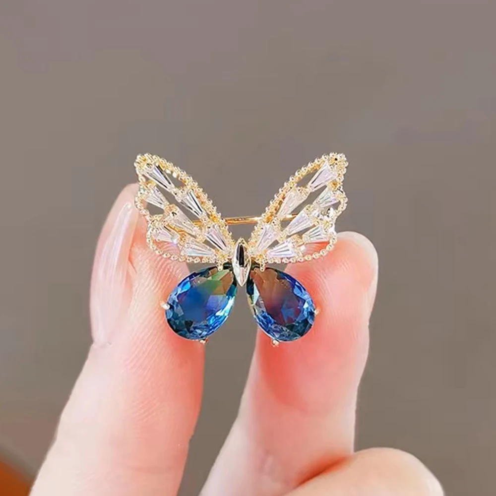 2024 New Butterfly Brooches For Women Blue Crystal Lapel Pins Romantic Party Wedding Clothing Accessories Jewelry