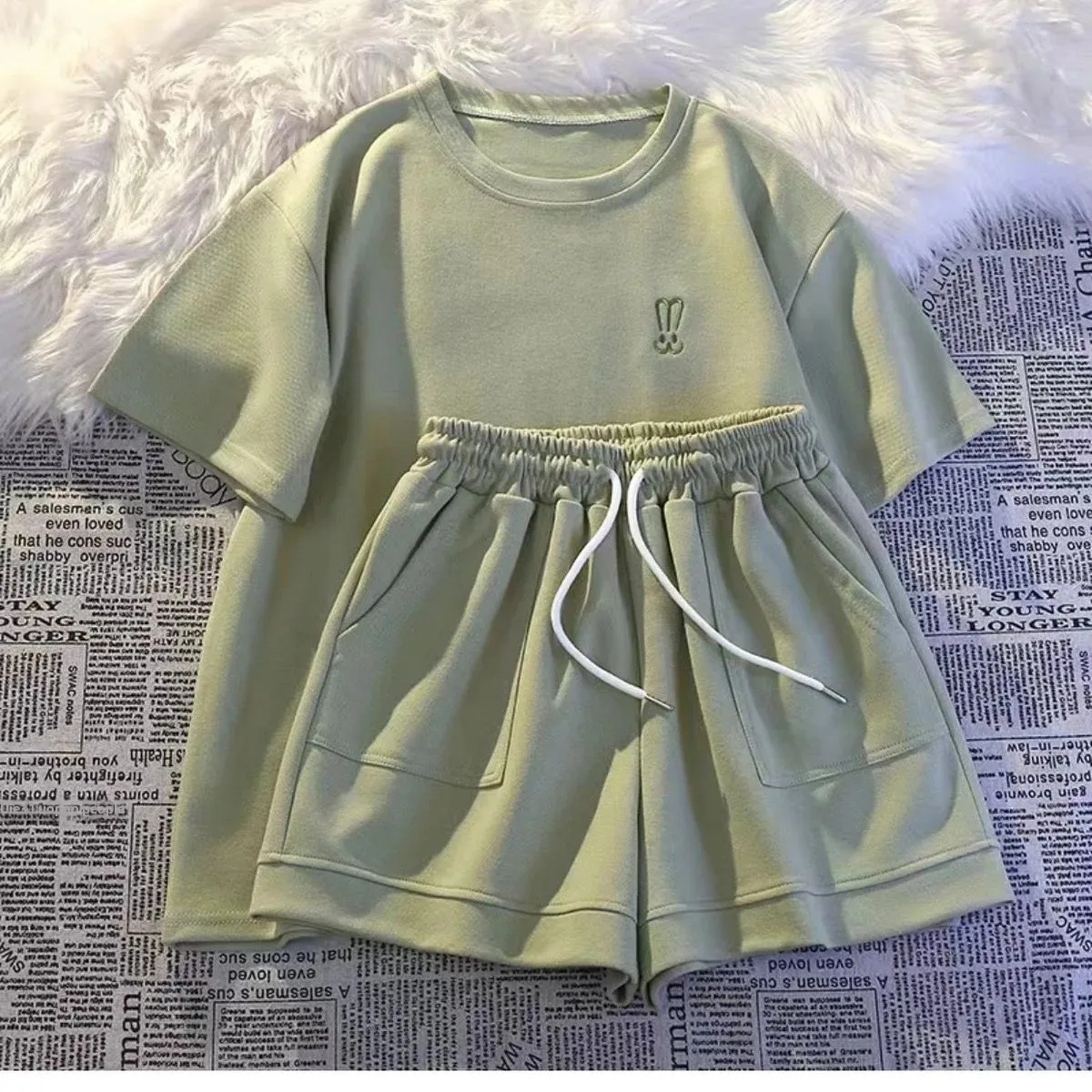 طقم شورت صيفي كاجوال مطرز بأكمام قصيرة للنساء طقم رياضي مريح مكون من قطعتين ملابس خارجية بيضاء #3