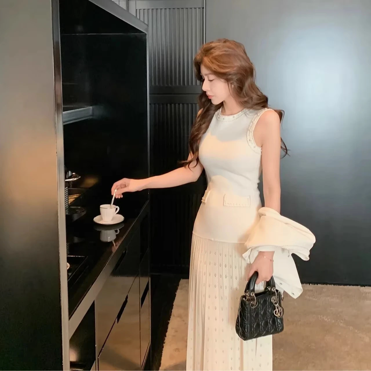 فستان محبوك أنيق طويل بدون أكمام ورقبة مستديرة مجوفة عبر الحدود لربيع وصيف نمط جديد فستان خرز عصري