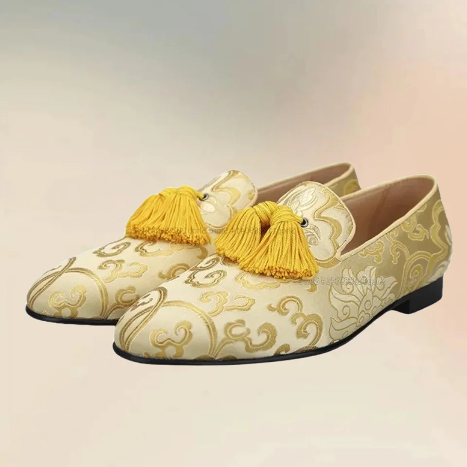 

Yellow Tassels Decor Totem Print Silk Loafers Fashion Slip On Men Casual Shoes New Handmade Chinese Style Party Men Dress Shoes