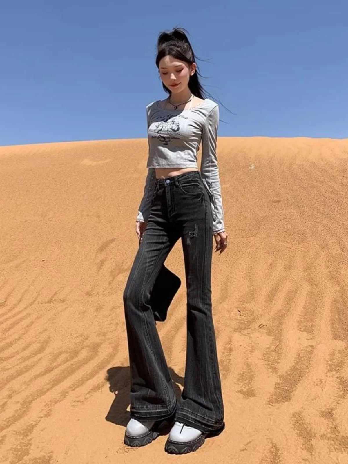 

Джинсы-клеш с высокой талией для женщин, весна 2025, модные повседневные длинные джинсы с рваным краем, стильные и сексуальные