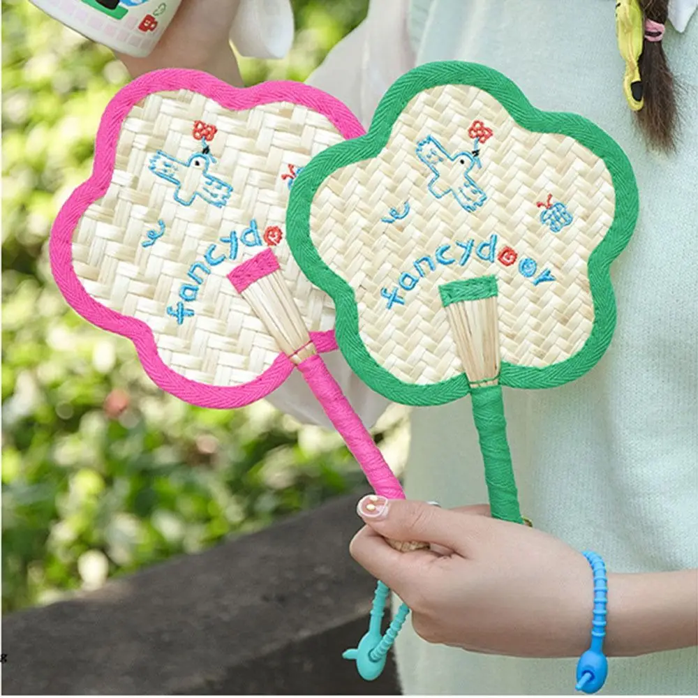

Handmade Manual Straw Hand Fans Flower Shape Handheld Hand Cranked Fan with Hanging Hoop Adjustable Summer Cooling Fan