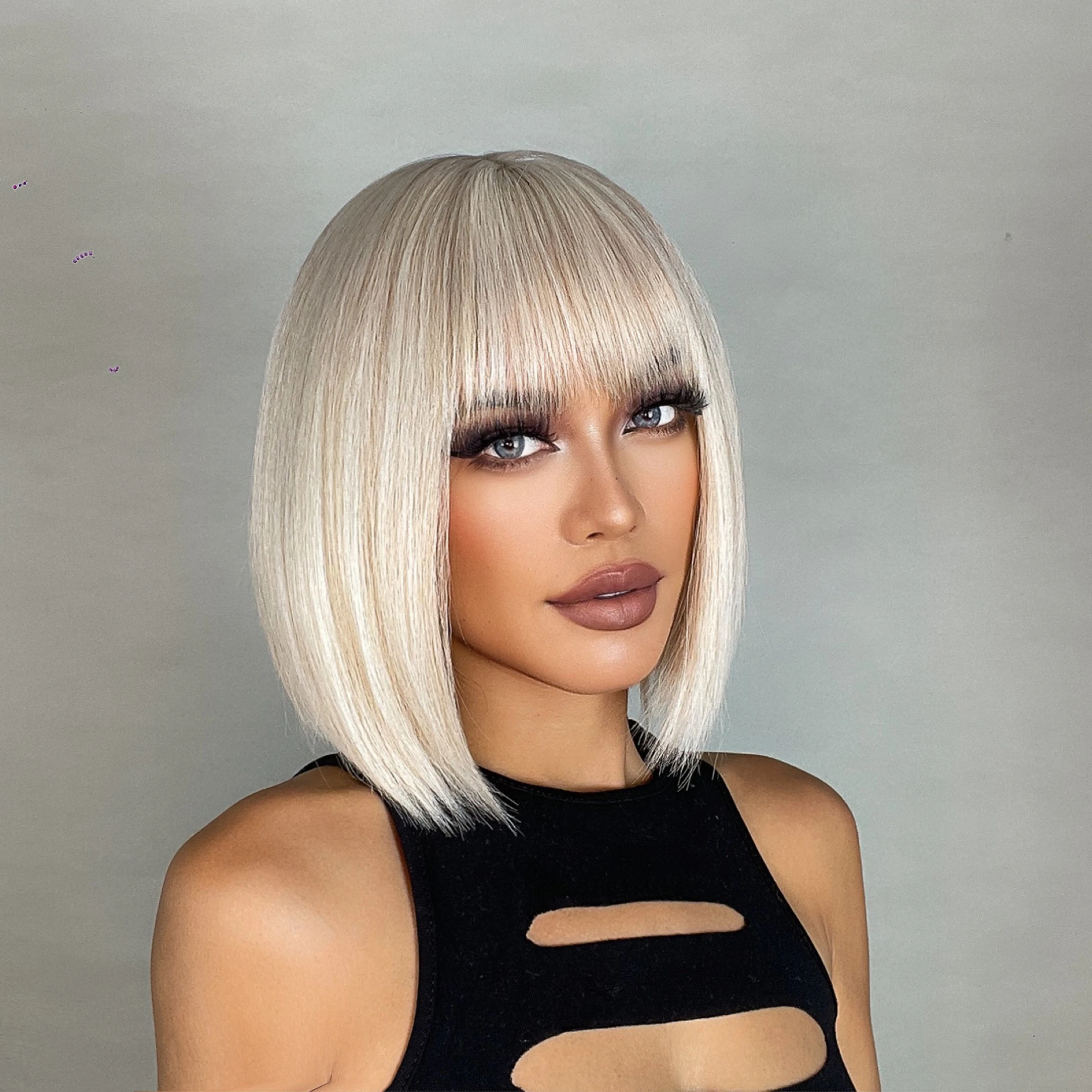 Platynowe peruki syntetyczne z krótkim bobem Naturalne proste peruki z grzywką Cosplay Party Hair Peruka dla kobiet Włókno wysokotemperaturowe