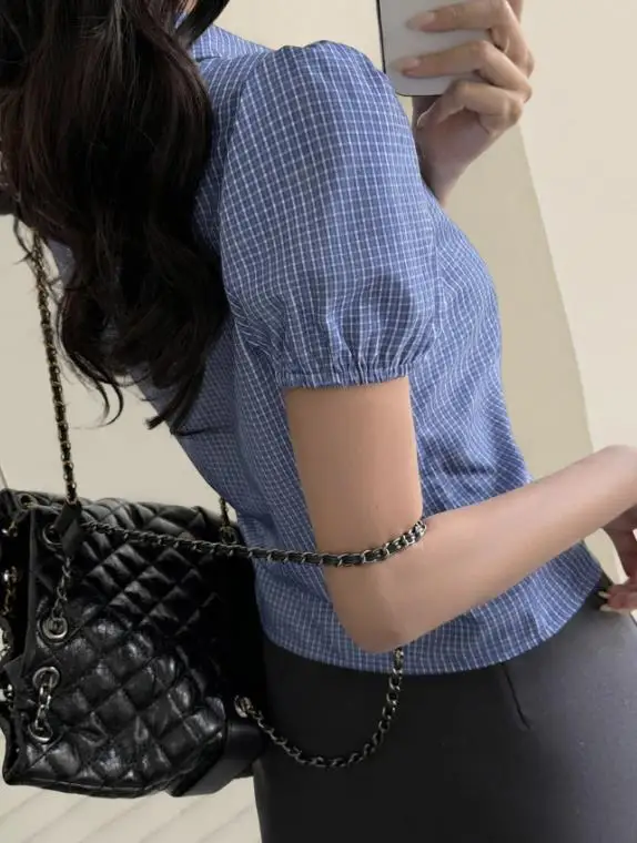 قميص نسائي قصير بياقة مربعات وخصر محدد لربيع/صيف 2026 بتصميم حلو وجريء