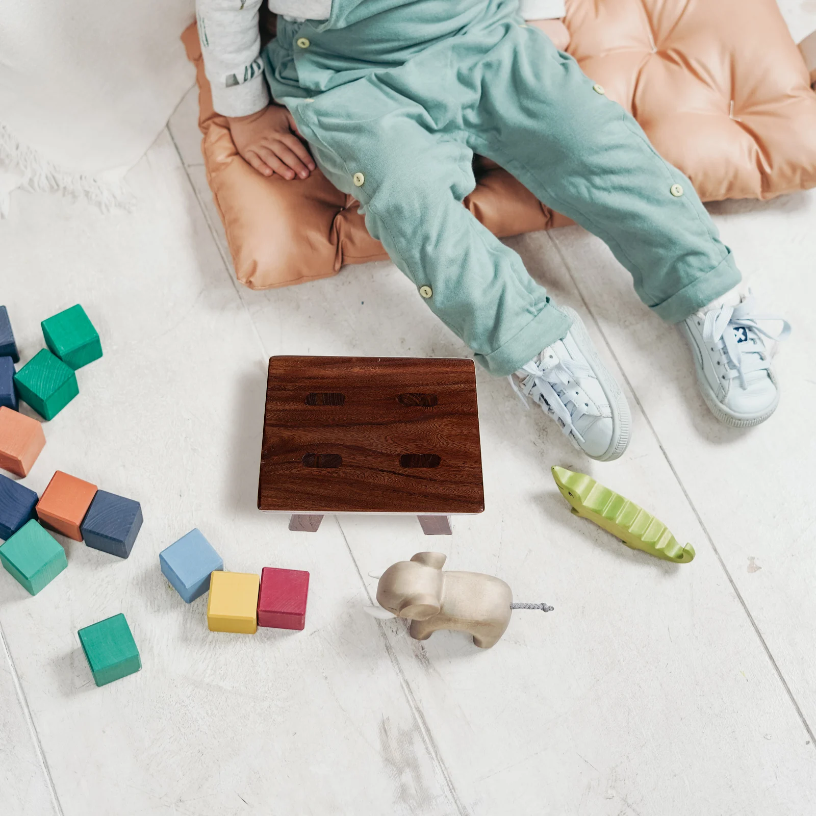 

1PC Solid Wood Footstool Kids Small Stool Coffee Color 20x15cm Home Office Use Multi Purpose Step Stool Shoe Bench Heightener