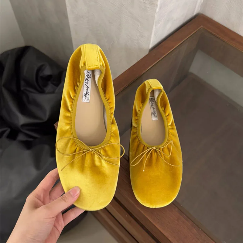 Neu in der Mode: Seiden-Ballettschuhe, weiche Tanzschuhe für Damen, lässige Slip-On-Schuhe mit Schleifenknoten für den Frühling.