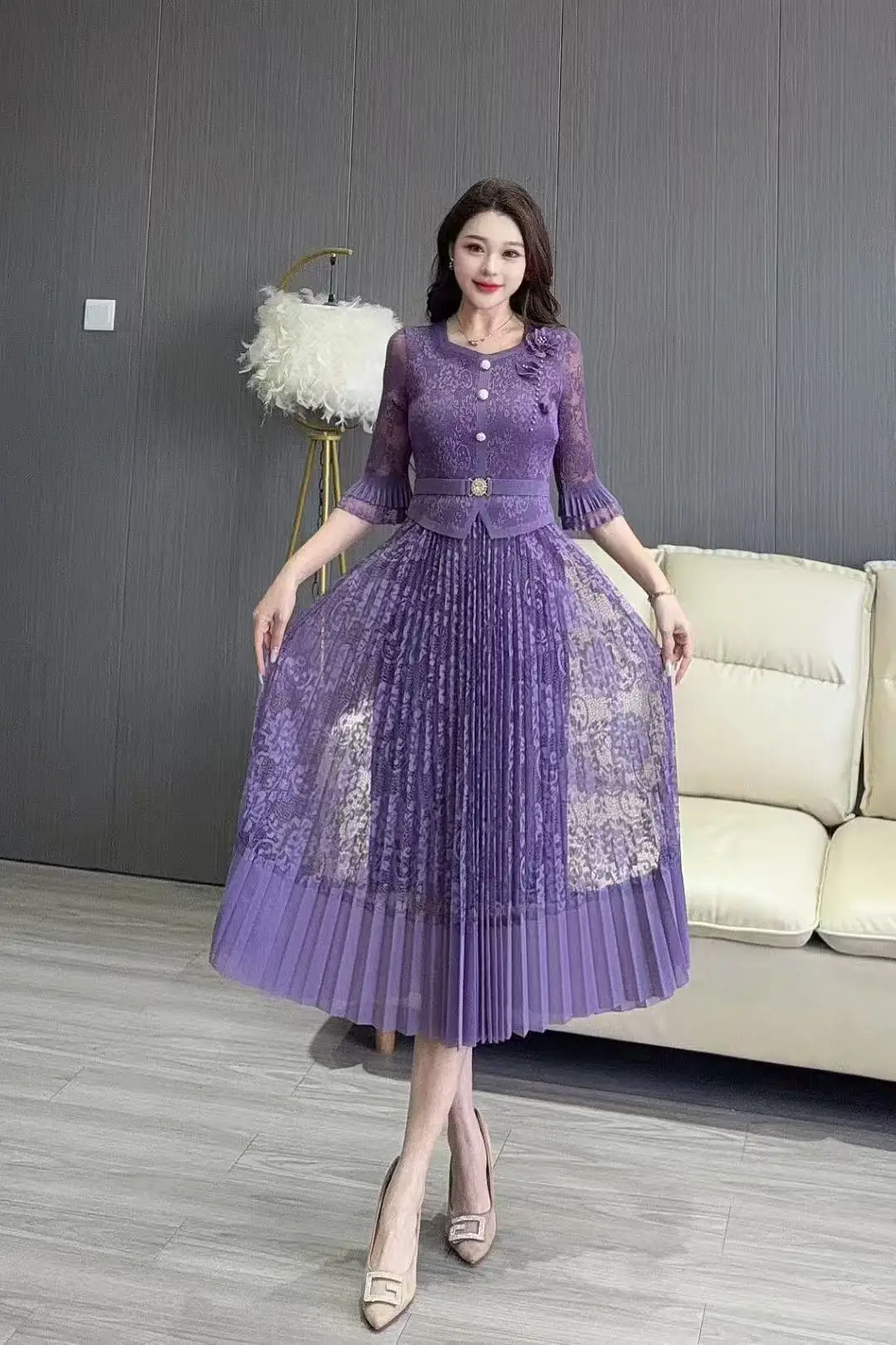 

2025 Miyake Autumn New Flower Decorative Crew Neck Neck Slim-fitting Waist Skinny Mesh Skirt Pendulum Dress