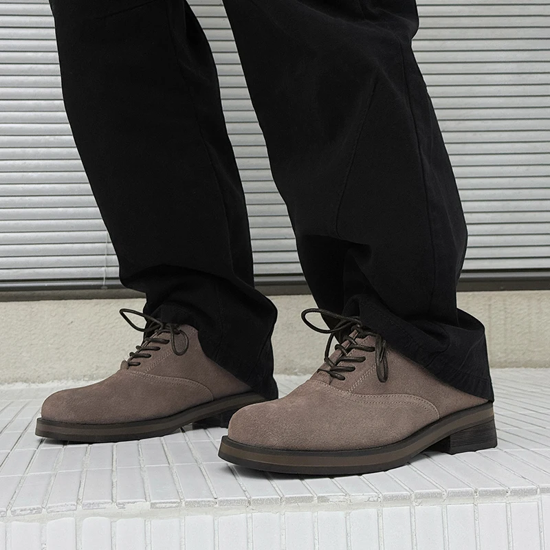 

Замшевые кожаные туфли в британском стиле. Роскошные уличные брендовые повседневные оксфорды на толстой подошве. Универсальные мужские туфли на шнуровке в стиле ретро.