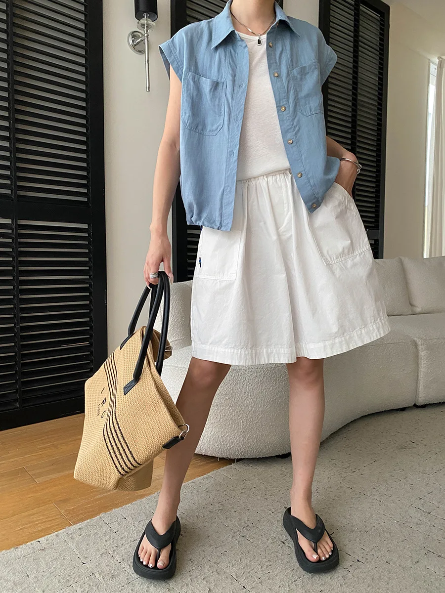 Sommerliches Damenhemd in unifarbenem Design mit Reverskragen, zwei Taschen und lockerem, kurzem Flügelärmel. – Detail 6