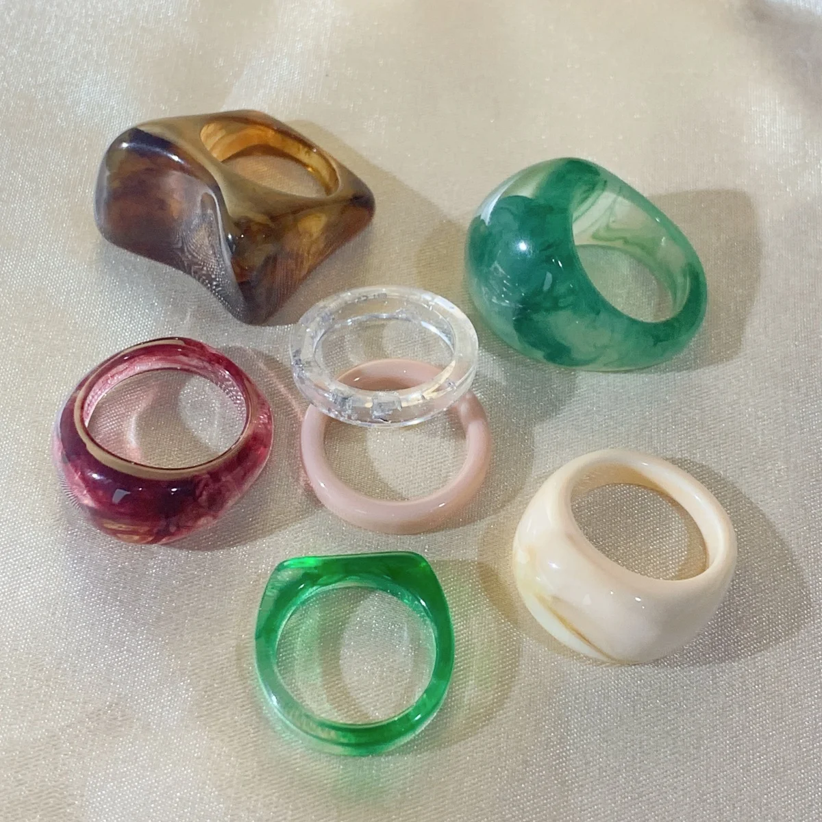 Juego de 7 anillos de resina teñida con efecto de caparazón de tortuga ámbar retro, ideal para compras diarias, fiestas y como regalo para familiares y amigos.
