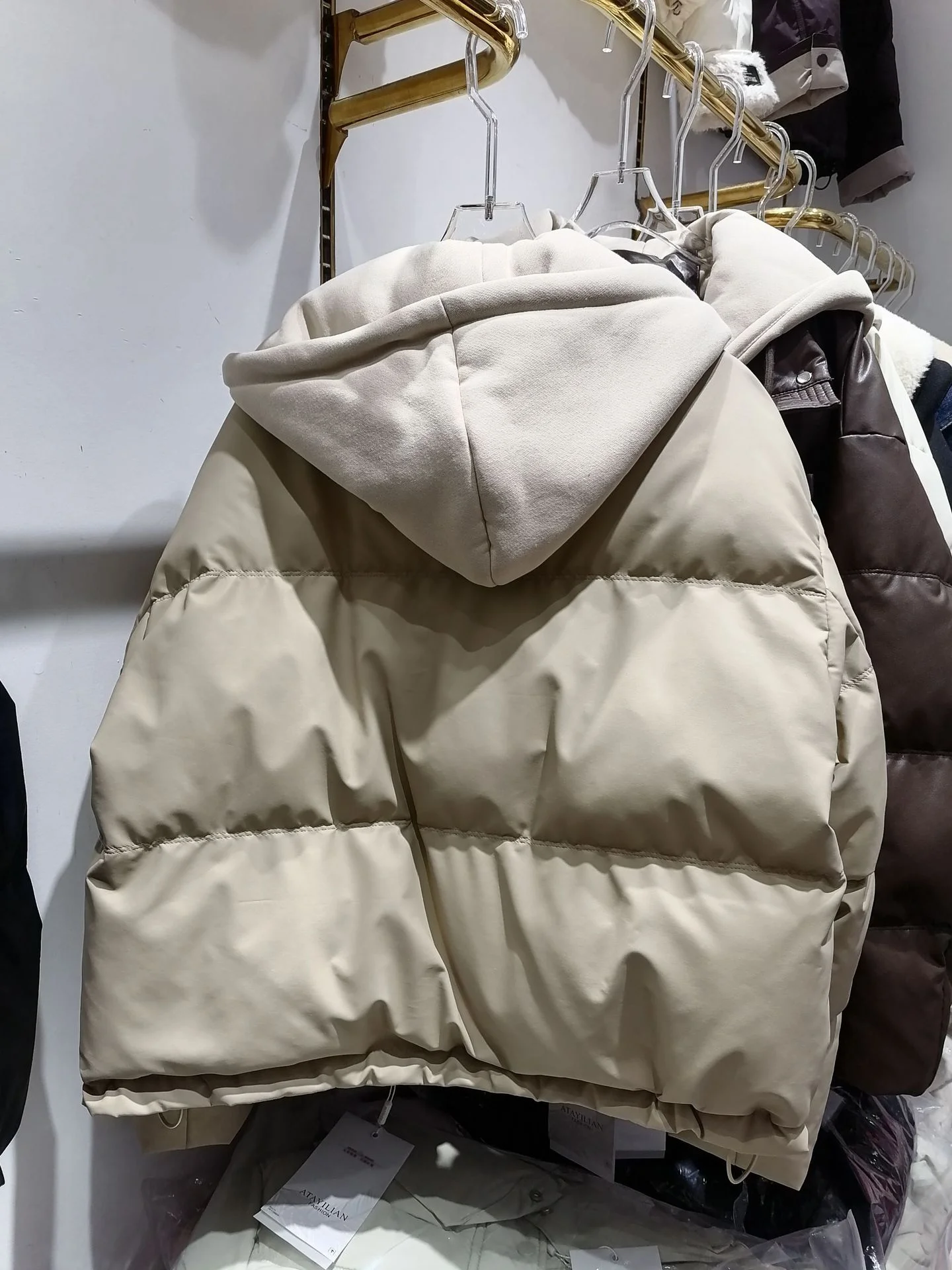 النسخة الكورية بولي PU سترة قطن مقاومة للماء المرأة 2025 جديد وهمية قطعتين معطف مقنع المرأة الخريف الشتاء سميكة الدافئة