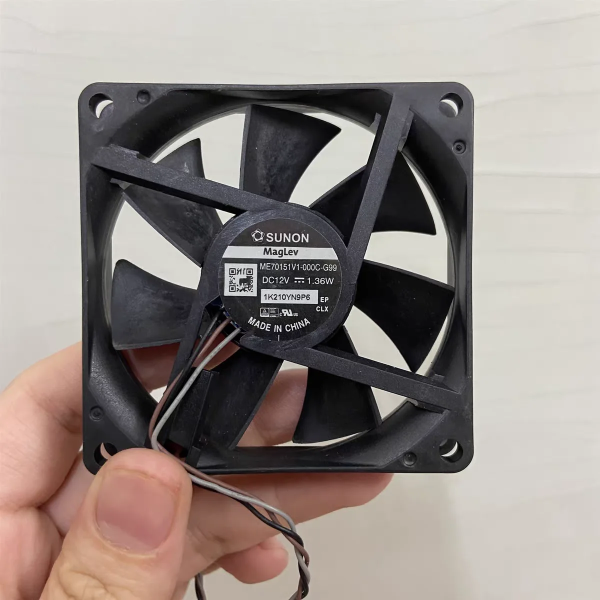 sunon-me70151v1-000c-g99-dc-12v-136w-70x70x15mm-3-線式サーバー冷却ファン