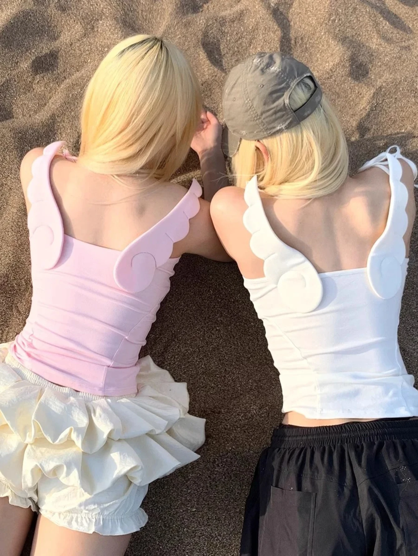 Koszulka na ramiączkach z motywem anielskich skrzydeł, idealna jako odzież wierzchnia, seksowna, z odkrytymi plecami, estetyka dla dziewczyn, modny trend, biały nadruk, uniwersalna na co dzień.