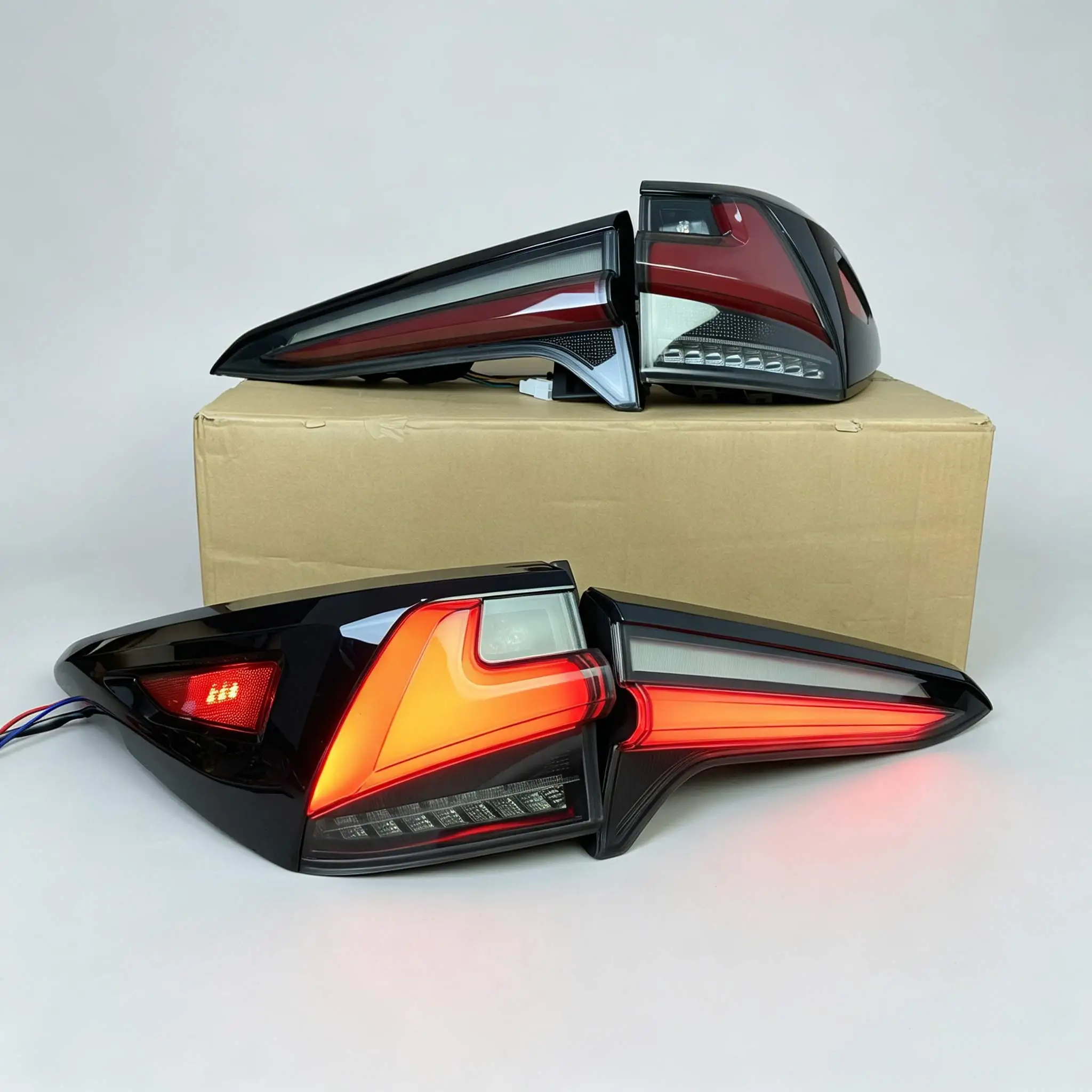 For Toyota Pathfinder 2016-2021 Fortuner taillight assembly with LED running lights, steering brake lights, and taillights