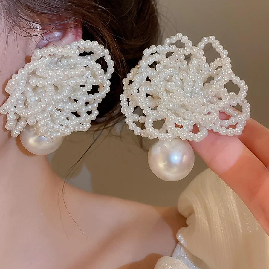 brincos-de-perola-florais-exagerados-e-exclusivos-joias-femininas-elegantes-brincos-pendentes-artesanais-nao-personalizaveis