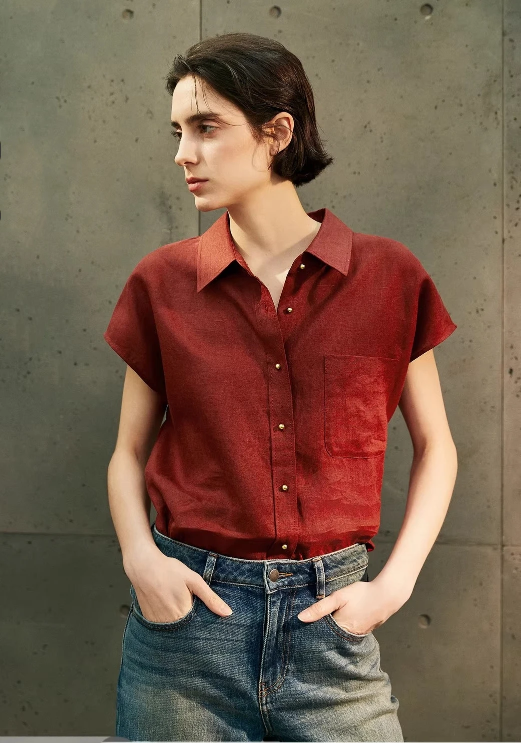 

Loose linen shirt female Small gold buttons in the pocket Summer 2025 A collared short-sleeved shirt