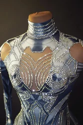 Mono de diamantes de imitación plateados brillantes para mujer, guantes para mujer, traje de baile de actuación elástico Sexy, mamelucos de club nocturno, ropa de escenario de espectáculo