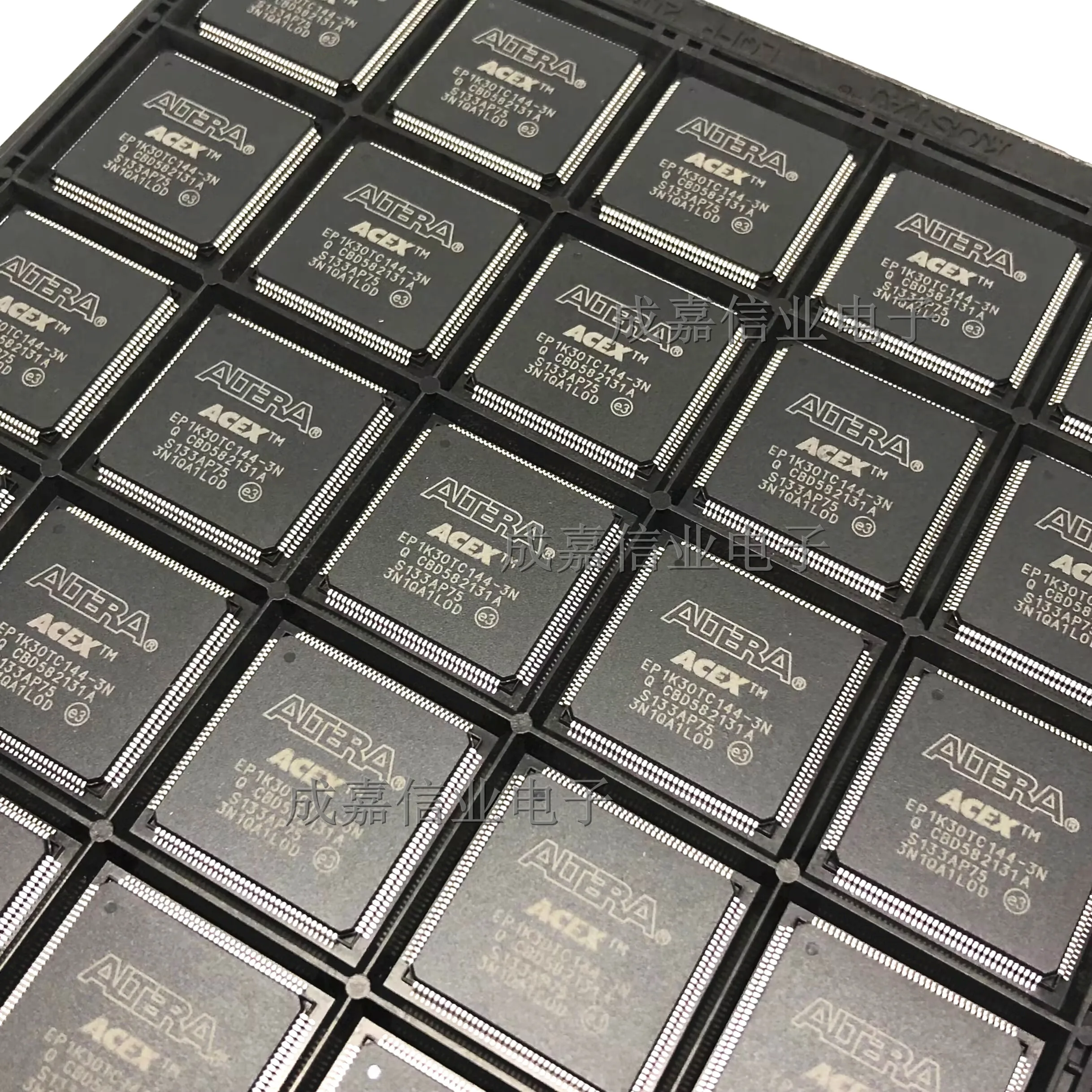 5pcs/Lot EP1K30TC144-3N TQFP-144 FPGA - Field Programmable Gate Array Logic ICs Operating Temperature:0 C -+ 70 C